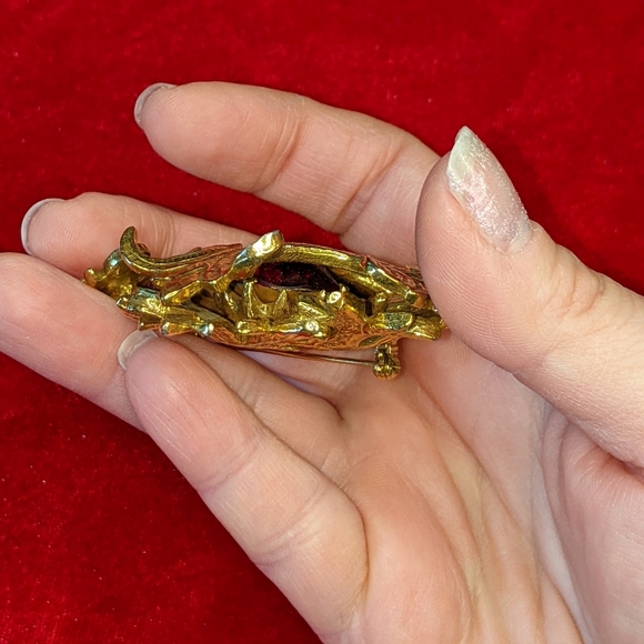 Vintage Benedict NY Beautiful Large Brooch Pin With ♥️ Red Center Rhinestone - Picture 5 of 8